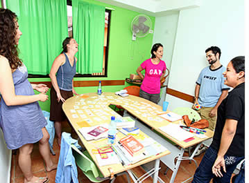 Gruppstudier på Habla Yas språkcenter i Boquete, Panama